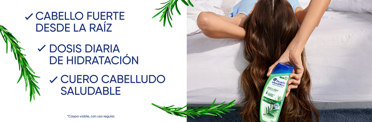 Mujer aplicándose Head & Shoulders Shampoo Anti-Caída en el cabello sobre fondo claro con ramas de romero, con texto "Cabello fuerte desde la raíz, dosis diaria de hidratación, cuero cabelludo saludable"
