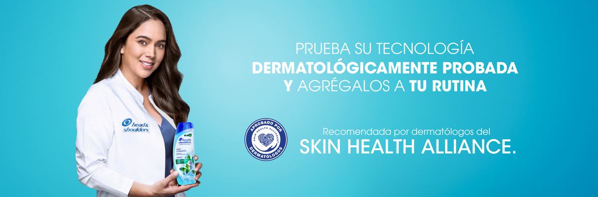 Mujer con bata blanca junto a botella de Head & Shoulders Shampoo Anti-Comezon sobre fondo azul turquesa, con texto "Prueba su tecnología dermatológicamente probada y agrégalos a tu rutina. Recomendada por dermatólogos del Skin Health Alliance"