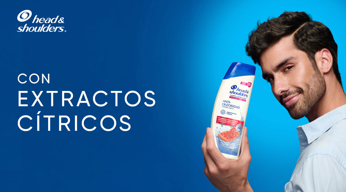Hombre sosteniendo la botella de Head & Shoulders Shampoo Anti-Oleosidad, con texto "Con extractos cítricos"