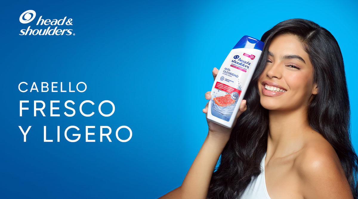 Mujer sonriendo con la botella de Head & Shoulders Shampoo Anti-Oleosidad, con texto "Cabello fresco y ligero"