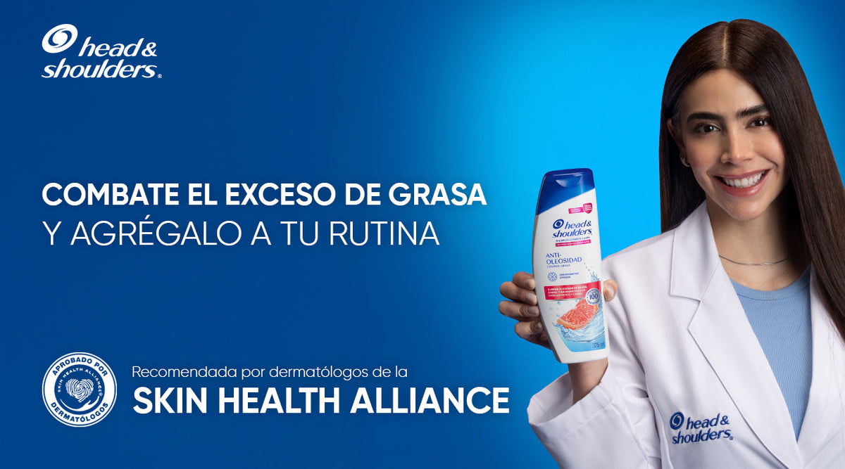 Dermatóloga sosteniendo la botella de Head & Shoulders Shampoo Anti-Oleosidad, con texto "Combate el exceso de grasa y agrégalo a tu rutina. Recomendado por dermatólogos de la Skin Health Alliance"