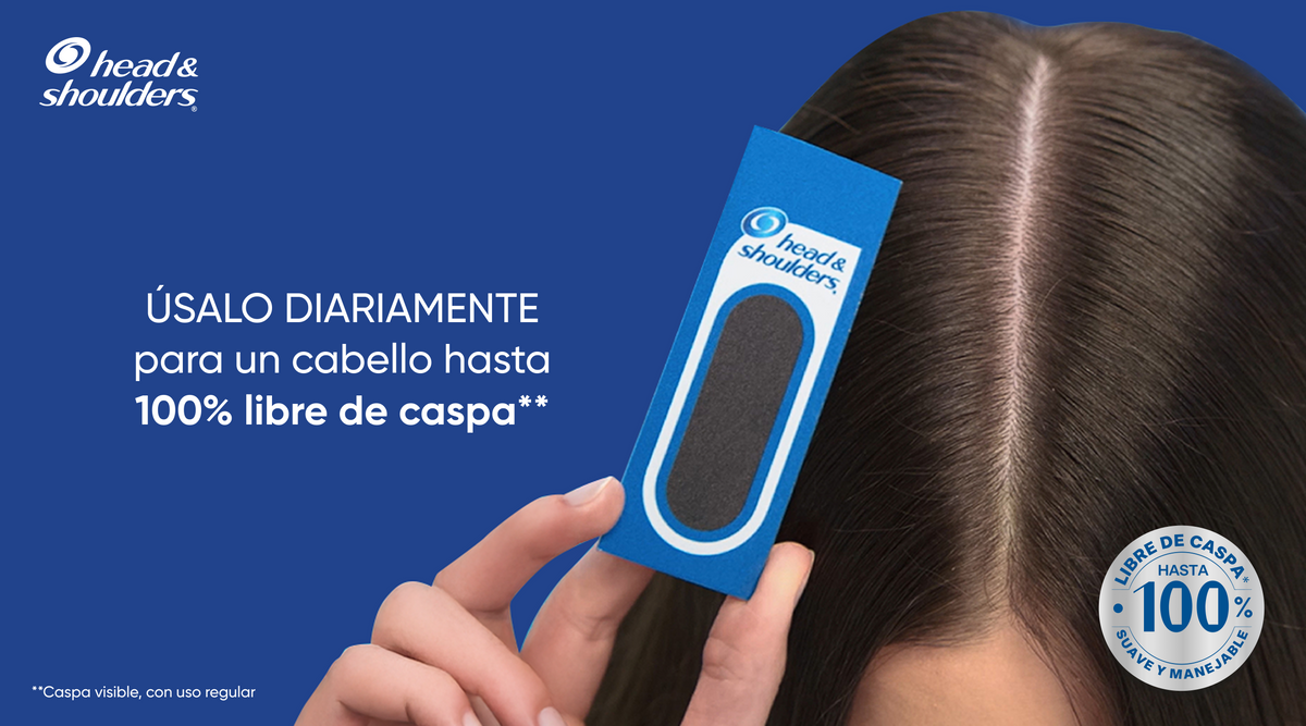 Mujer peinando su cabello con Head & Shoulders Shampoo Protección Anti-Quiebre, con texto "Úsalo diariamente para un cabello hasta 100% libre de caspa"