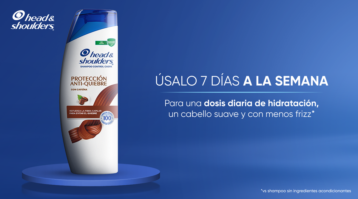 Botella de Head & Shoulders Shampoo Protección Anti-Quiebre sobre pedestal azul, con texto "Úsalo 7 días a la semana para una dosis diaria de hidratación, un cabello suave y con menos frizz"