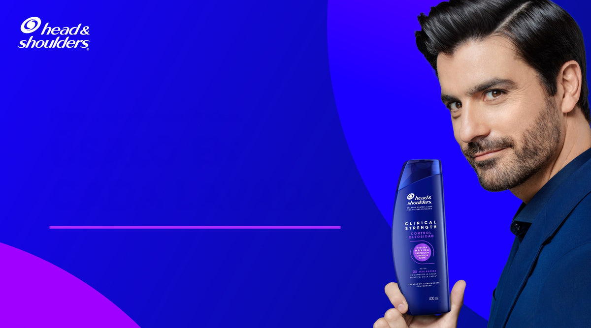 Hombre sonriente con camisa oscura sosteniendo una botella de Head & Shoulders Clinical Strength Control Oleosidad, con texto "Para mejores resultados, úsalo en cada lavada"