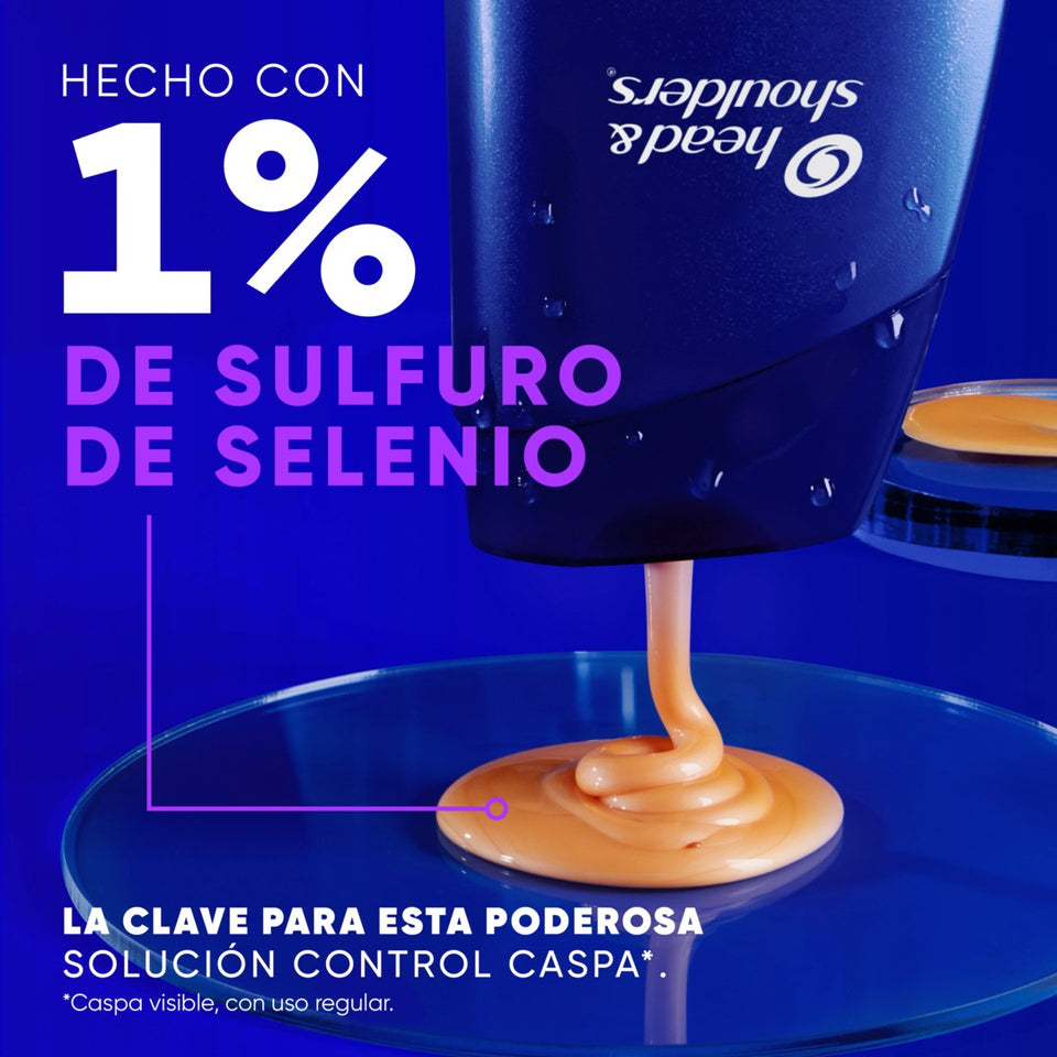 Botella de Head & Shoulders Clinical Strength con líquido naranja de sulfuro de selenio cayendo sobre la tapa, con texto "Hecho con 1% de Sulfuro de Selenio: la Clave para esta Poderosa Solución Control Caspa*"