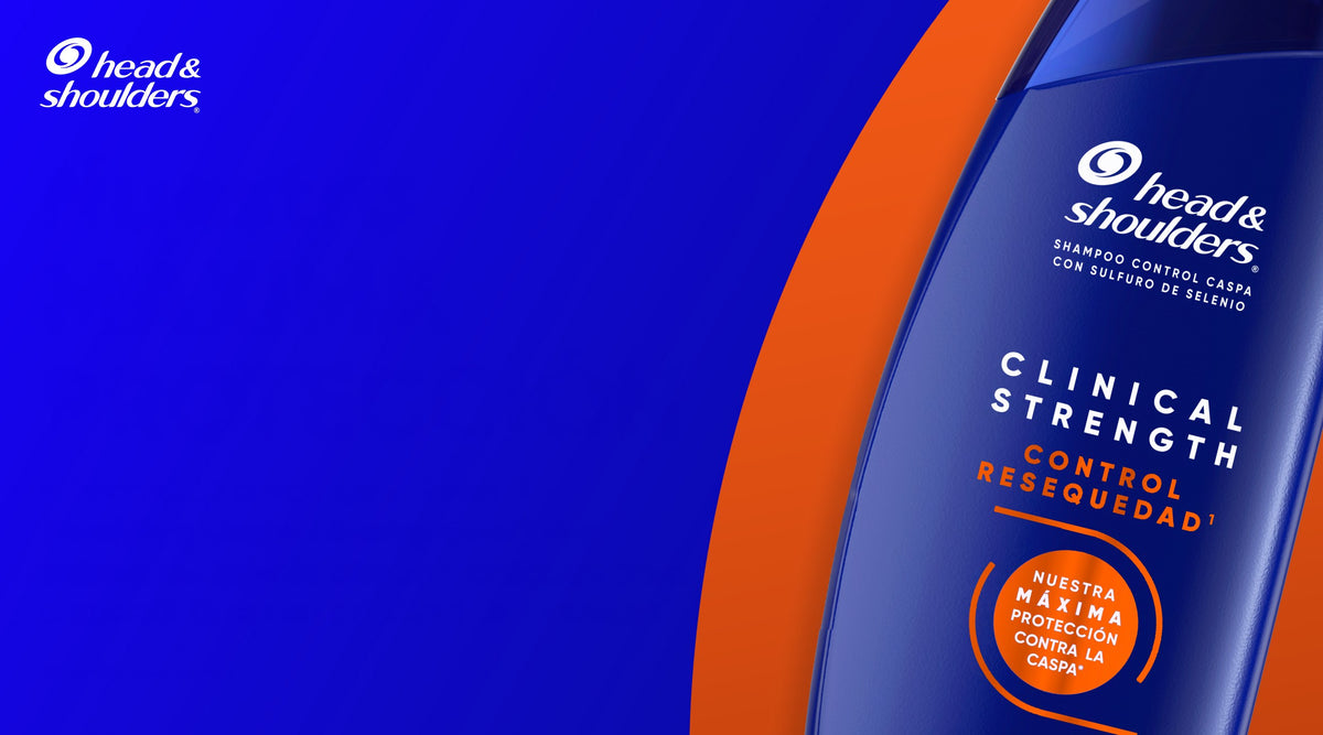 Botella de Head & Shoulders Clinical Strength Control Oleosidad sobre fondo azul con gradiente naranja, con texto "Nuestra Máxima Protección: El Shampoo para caspa Head & Shoulders Control Resequedad con Sulfuro de Selenio ofrece protección para combatir la causa principal de la caspa*"