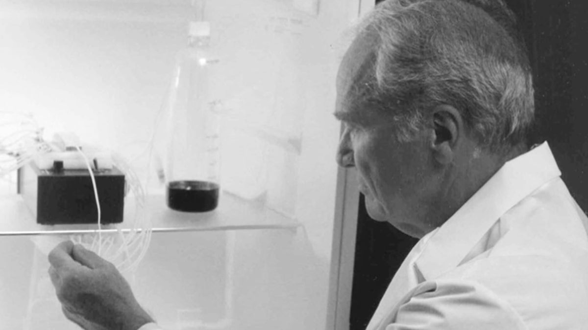 El Dr. John Parran Jr. trabajando en el laboratorio de Procter & Gamble en 1949