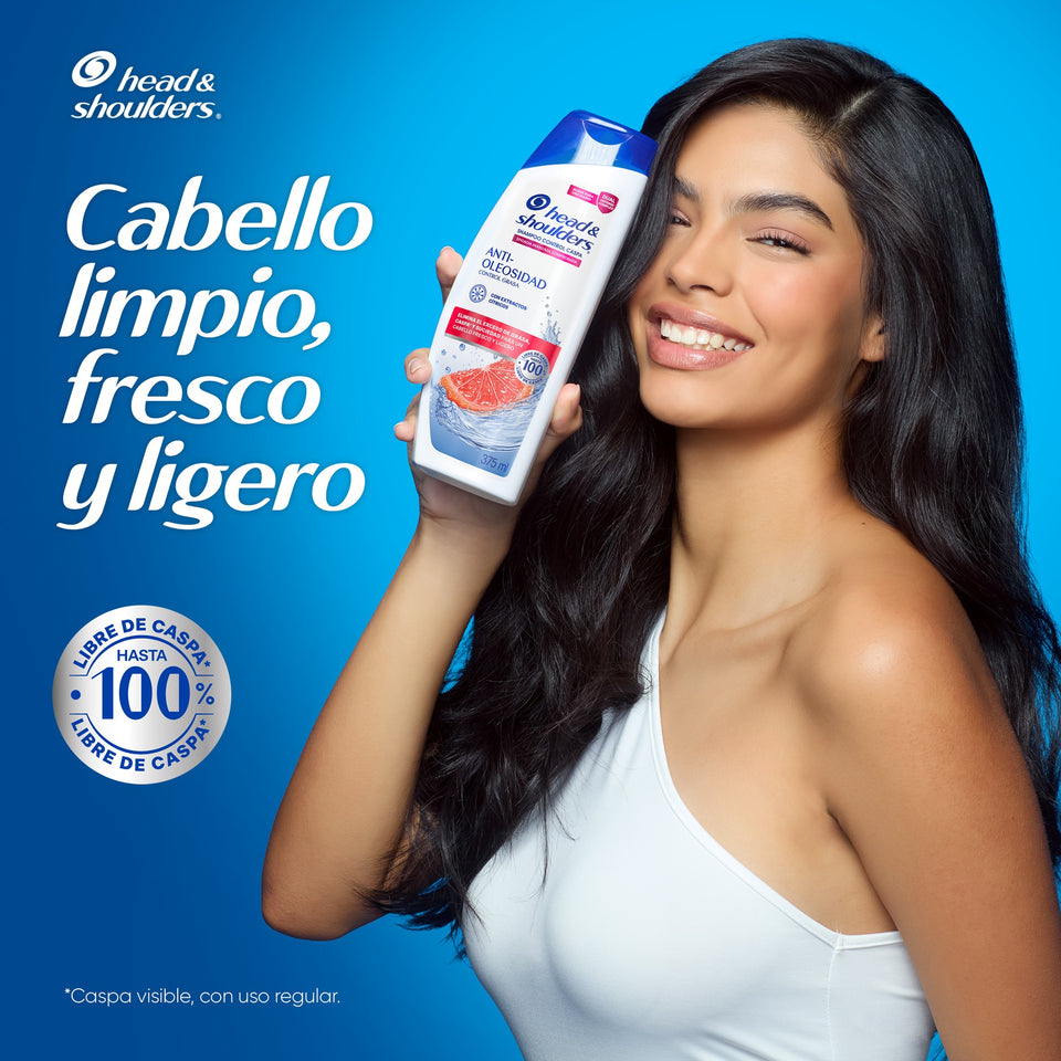 Mujer sosteniendo la botella de Head & Shoulders Anti-Oleosidad, con texto "Cabello limpio, fresco y ligero"