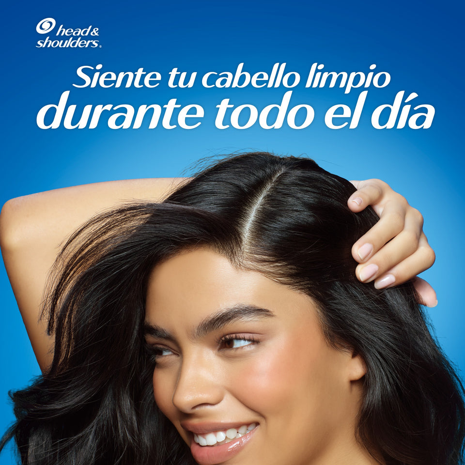 Mujer tocando su cabello limpio, con texto "Siente tu cabello limpio durante todo el día"