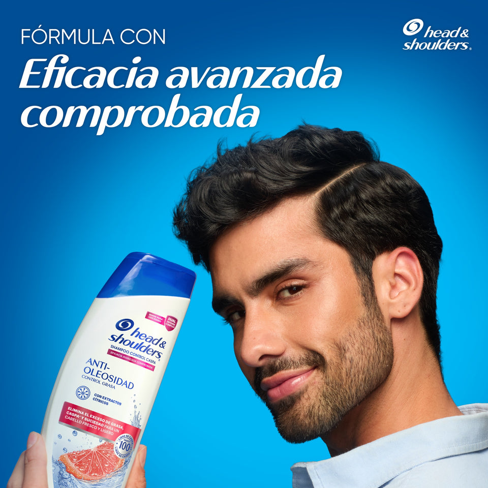 Hombre con la botella de Head & Shoulders Anti-Oleosidad, con texto "Fórmula con eficacia avanzada comprobada"